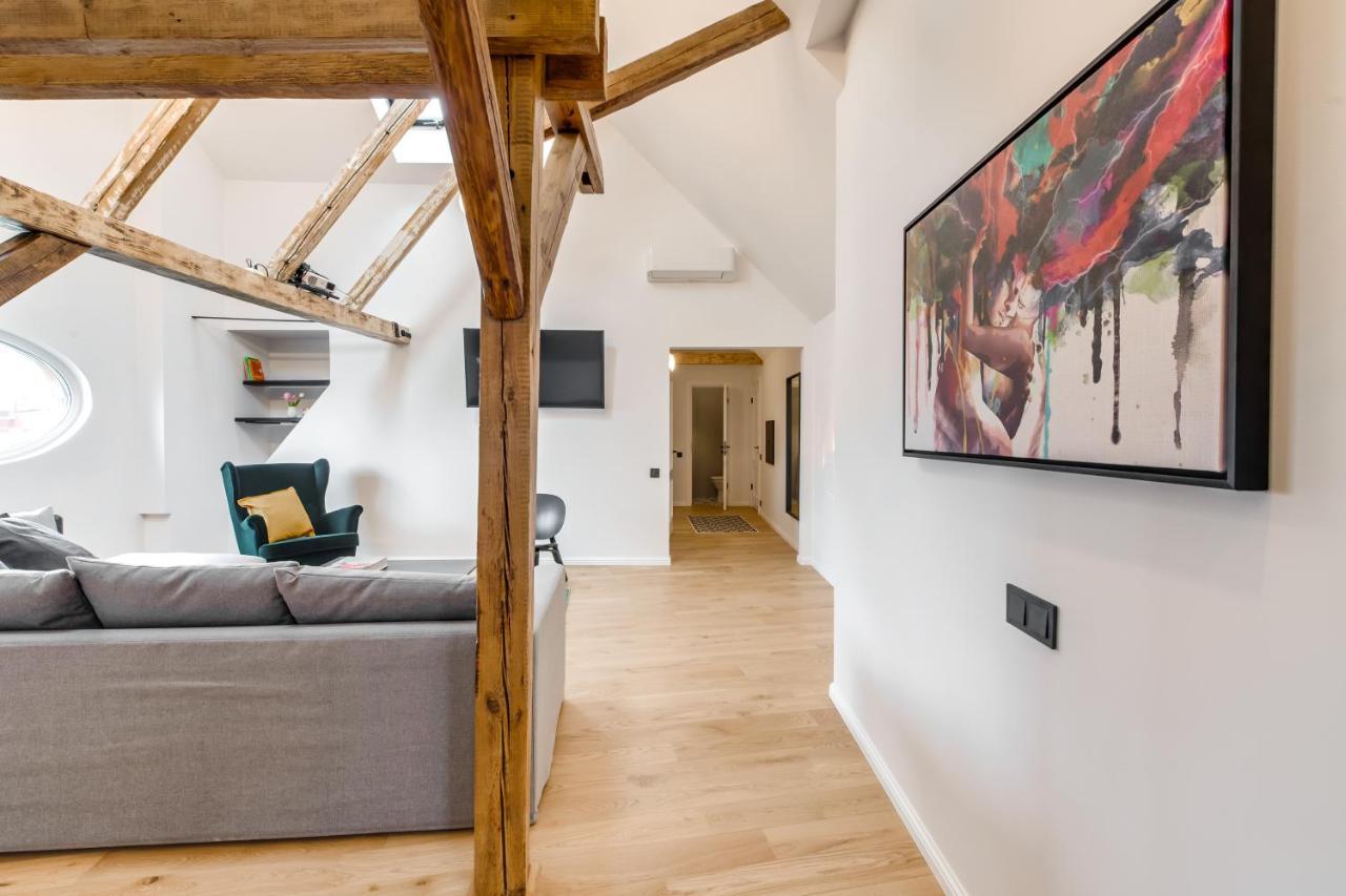 Big Design Apt - Sleeps 12 - Best Location Riga Bagian luar foto
